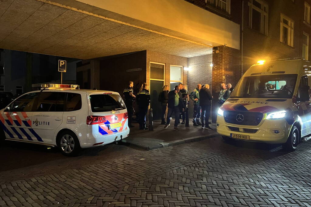 Man overleden bij geweldsincident in woning, vrouw aangehouden