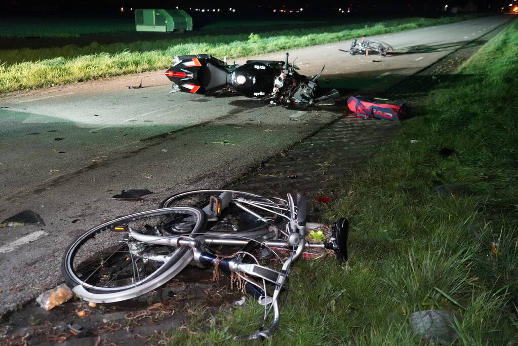 Motorrijder botst op stilstaande fietsers