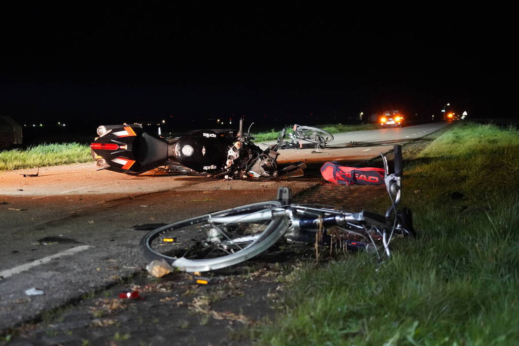 Motorrijder botst op stilstaande fietsers