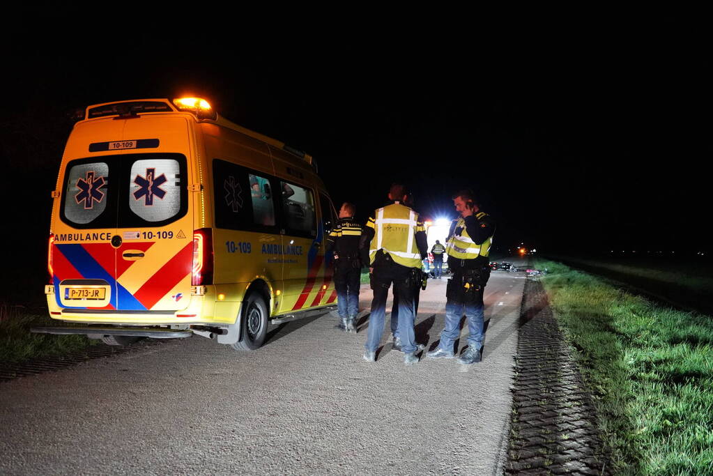 Motorrijder botst op stilstaande fietsers