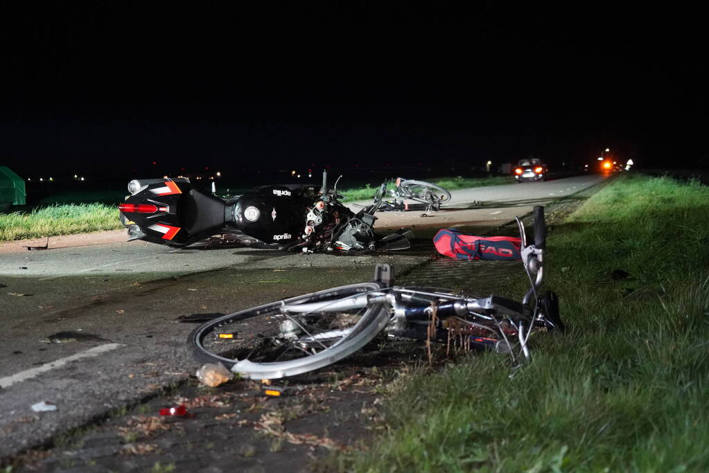 Motorrijder botst op stilstaande fietsers