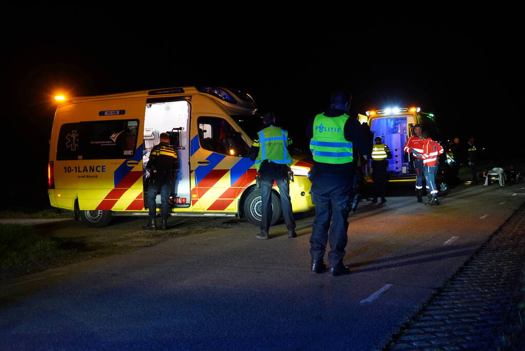 Motorrijder botst op stilstaande fietsers