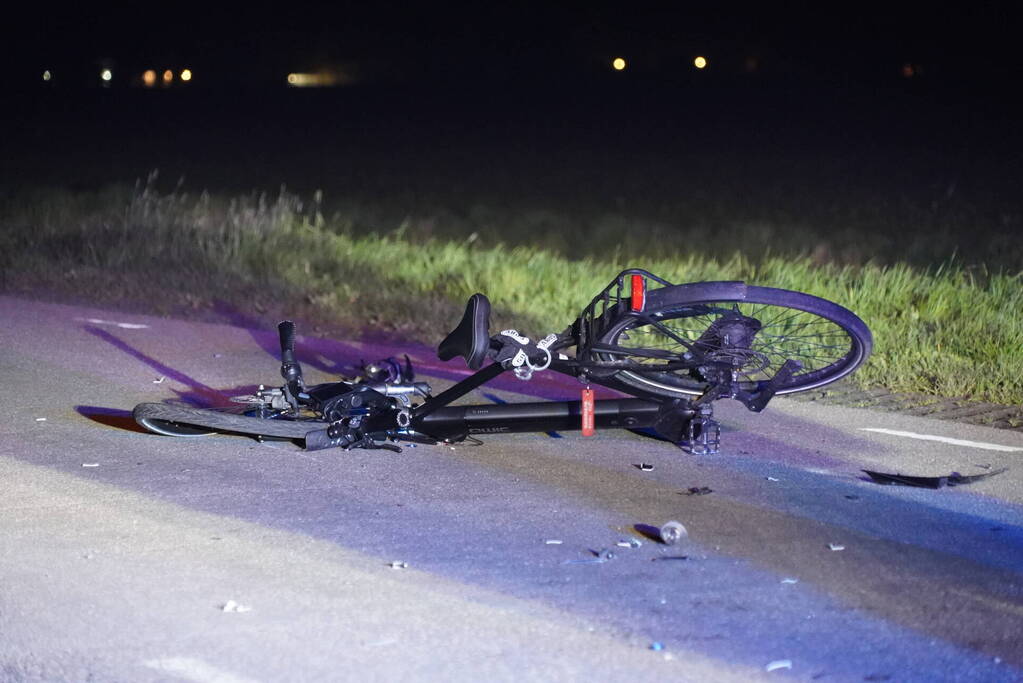 Motorrijder botst op stilstaande fietsers