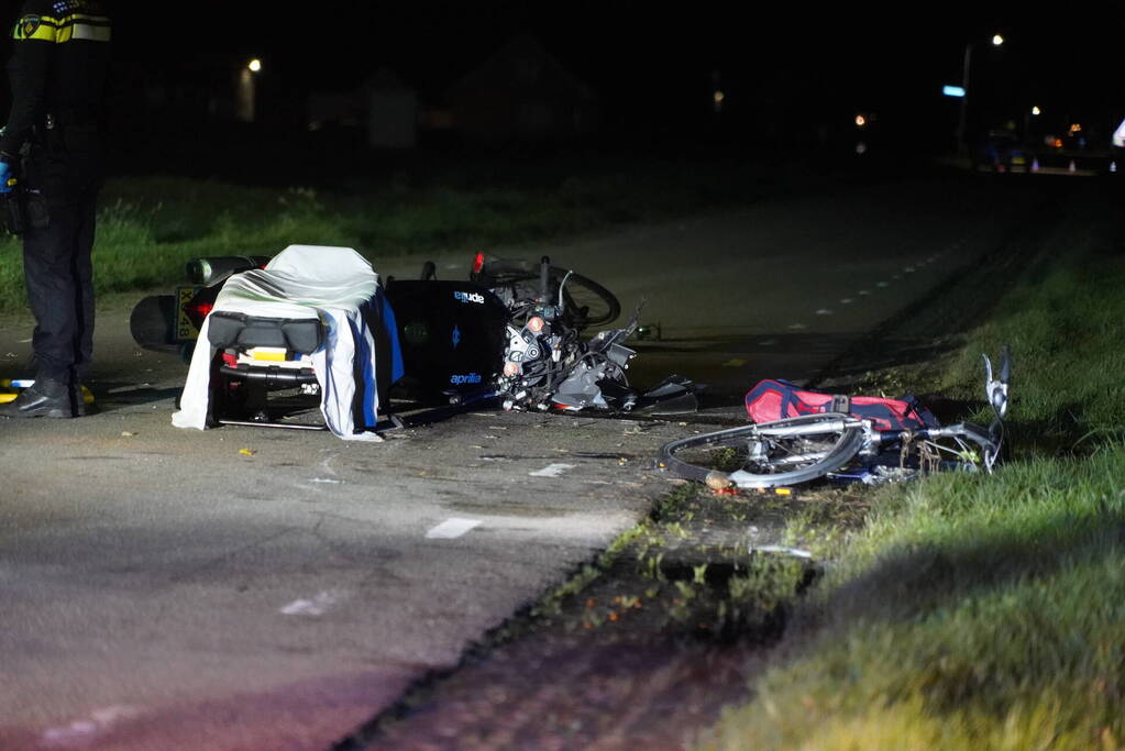 Motorrijder botst op stilstaande fietsers