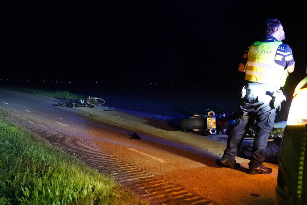 Motorrijder botst op stilstaande fietsers