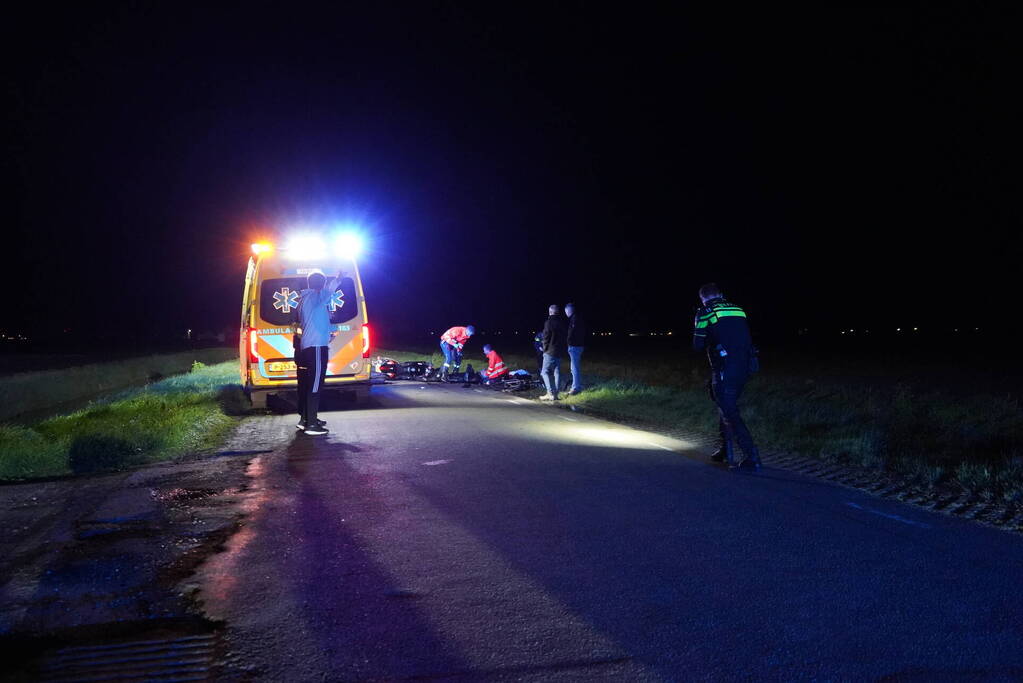 Motorrijder botst op stilstaande fietsers