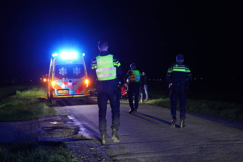 Motorrijder botst op stilstaande fietsers