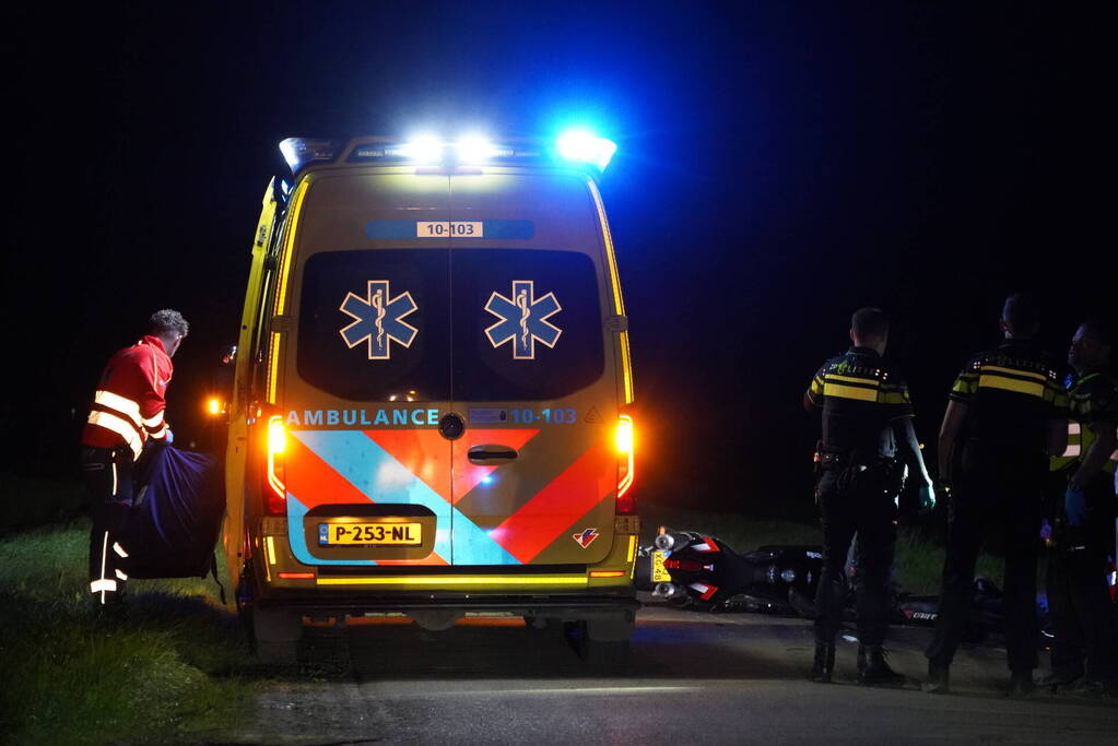 Motorrijder botst op stilstaande fietsers