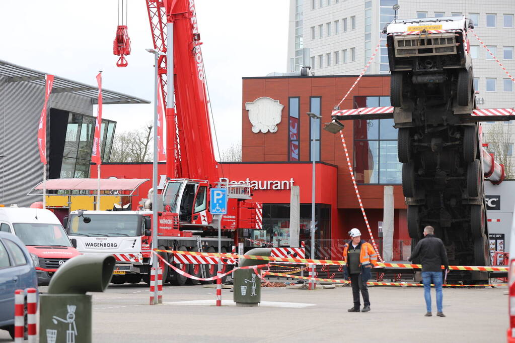 Hijskraan valt om machinist ongedeerd