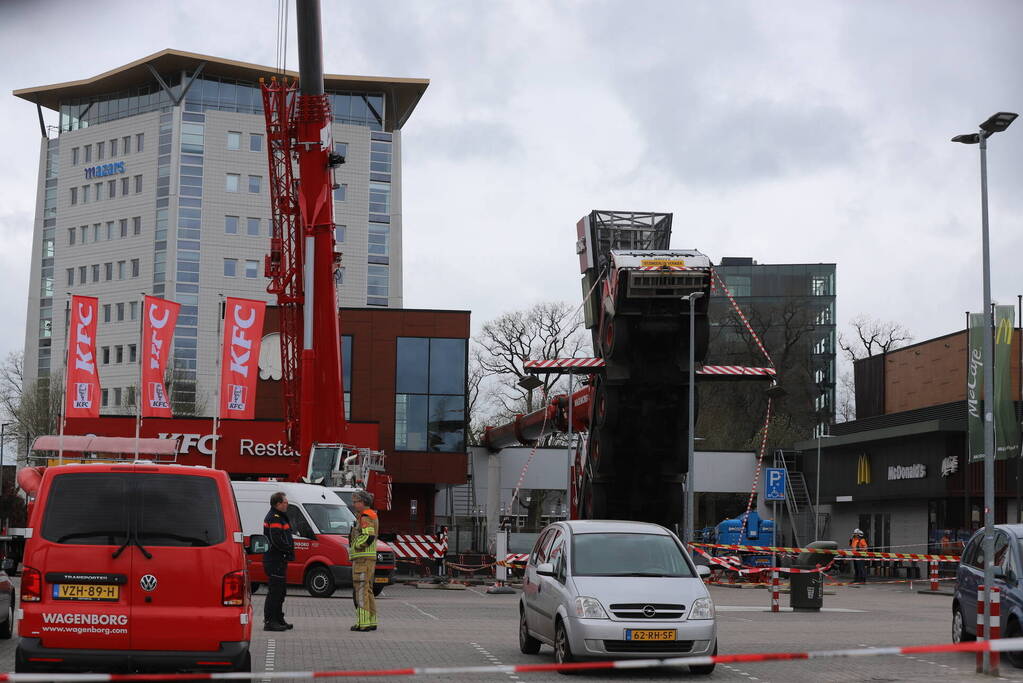 Hijskraan valt om machinist ongedeerd