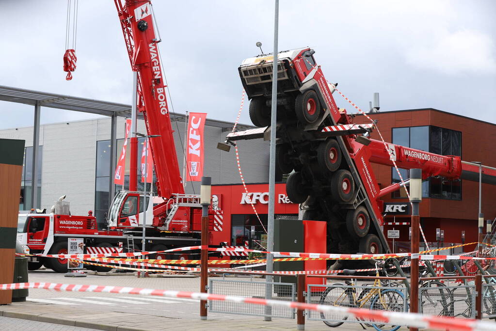 Hijskraan valt om machinist ongedeerd