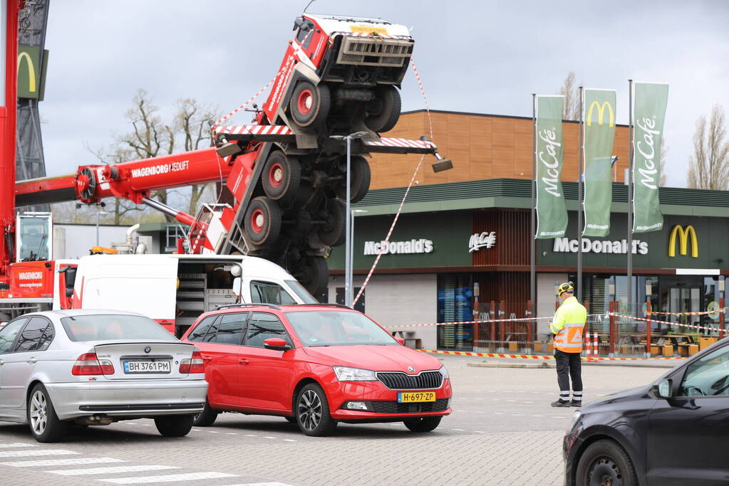 Hijskraan valt om machinist ongedeerd