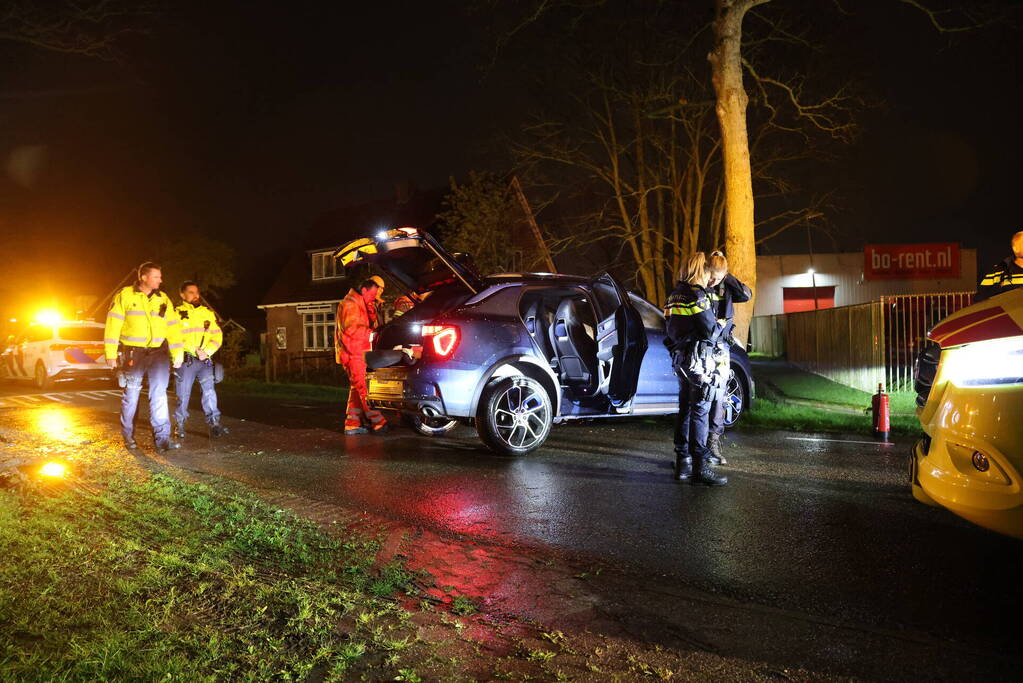 Bestuurster gewond bij botsing tegen boom