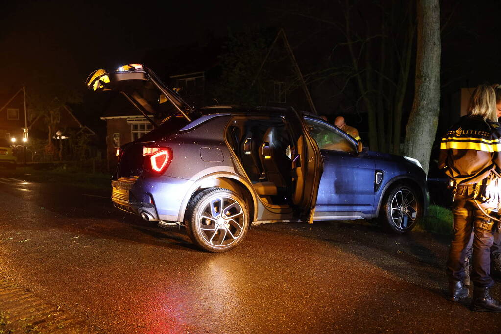 Bestuurster gewond bij botsing tegen boom