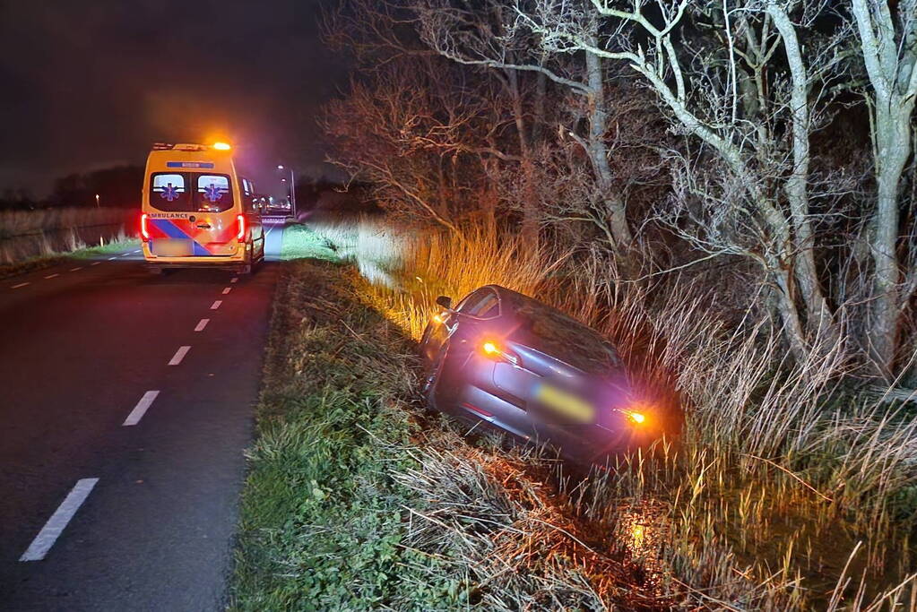 Automobilist raakt van de weg en komt in sloot tot stilstand