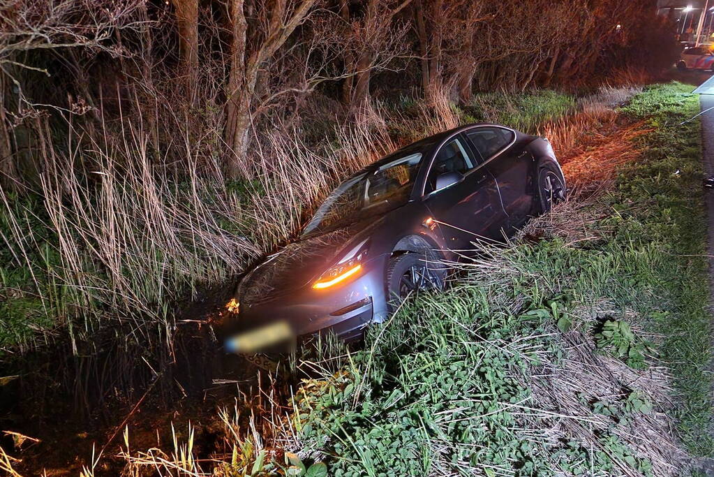 Automobilist raakt van de weg en komt in sloot tot stilstand