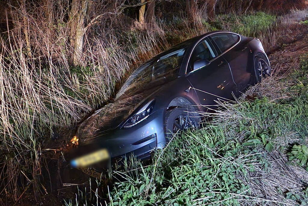 Automobilist raakt van de weg en komt in sloot tot stilstand