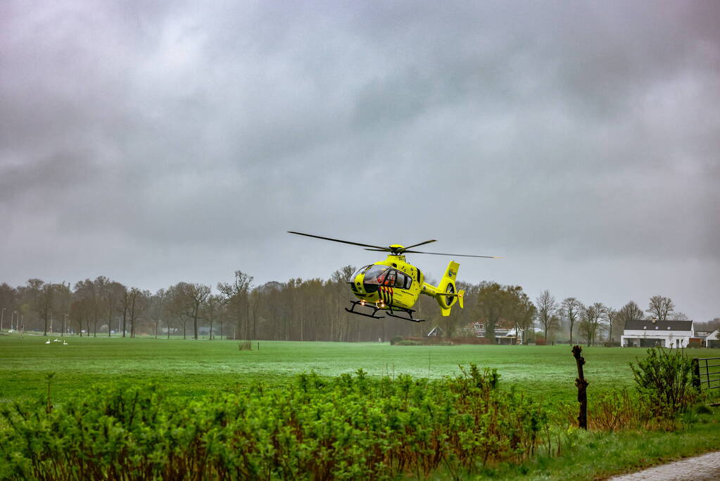 Traumahelikopter landt op grasveld naast Vlinderpad