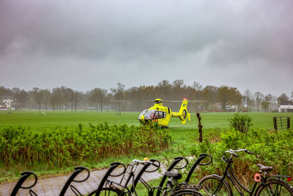 Traumahelikopter landt op grasveld naast Vlinderpad