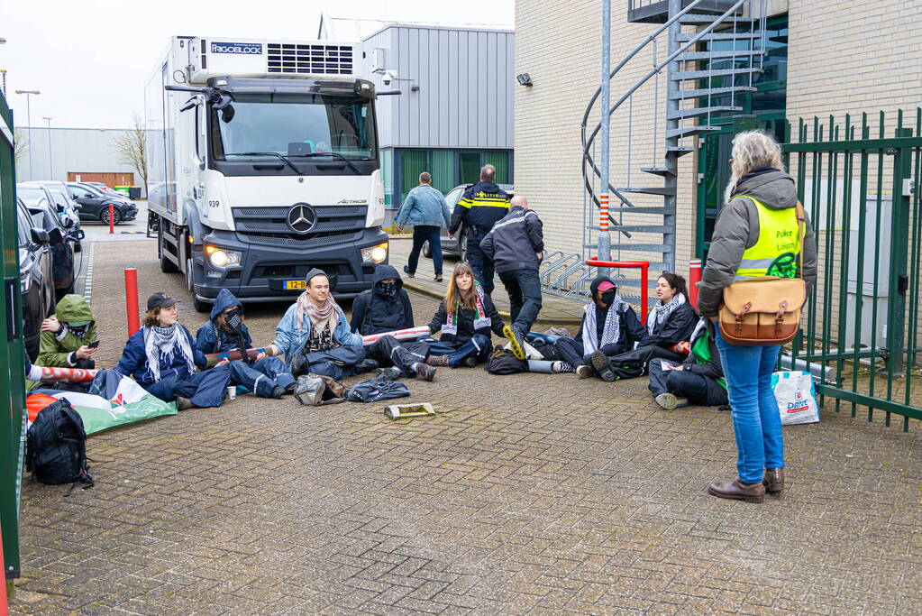 Actievoerders van Extinction Rebellion blokkeren toegang Thales