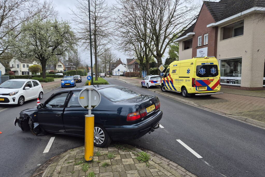 Automobilist rijdt bewegwijzeringsbord uit de grond