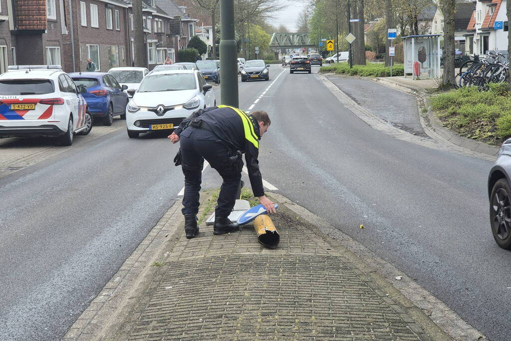 Automobilist rijdt bewegwijzeringsbord uit de grond