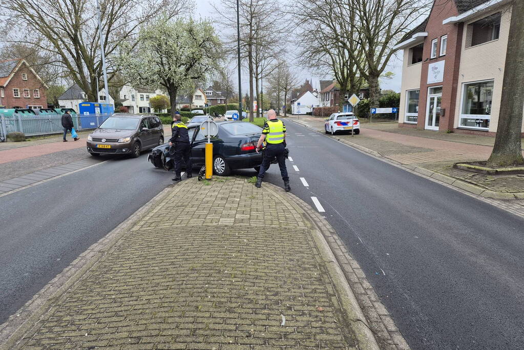 Automobilist rijdt bewegwijzeringsbord uit de grond