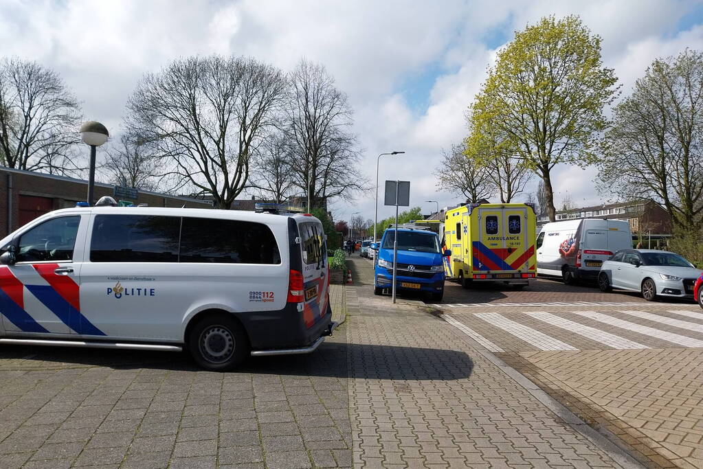 Automobilist botst tegen geparkeerde auto