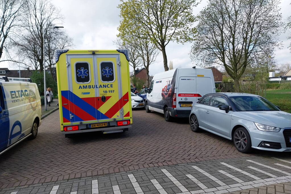 Automobilist botst tegen geparkeerde auto