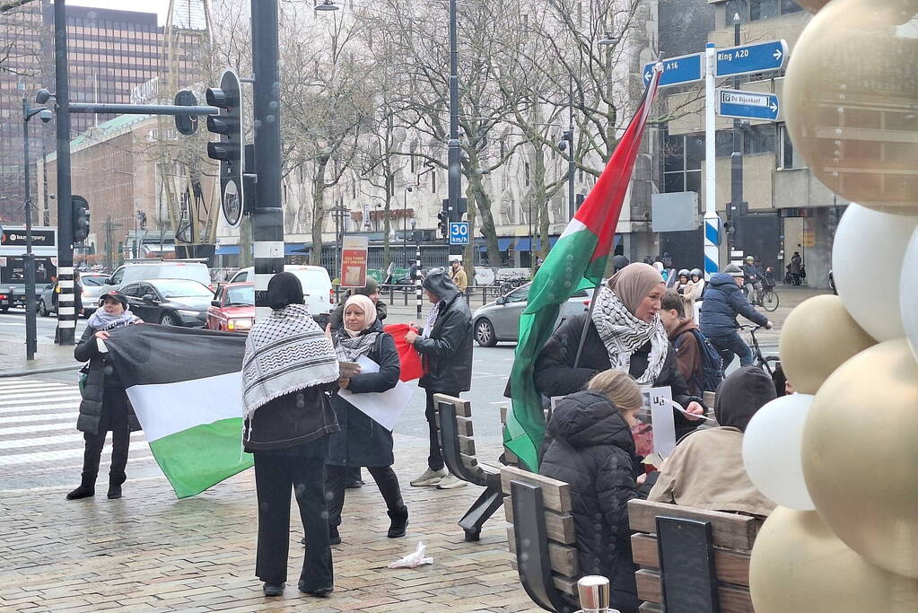 Pro-Palestina demonstratie voor drukke Mcdonalds