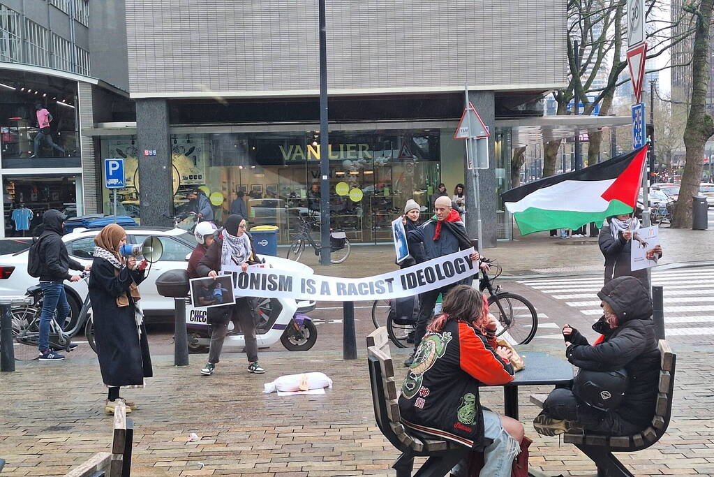 Pro-Palestina demonstratie voor drukke Mcdonalds