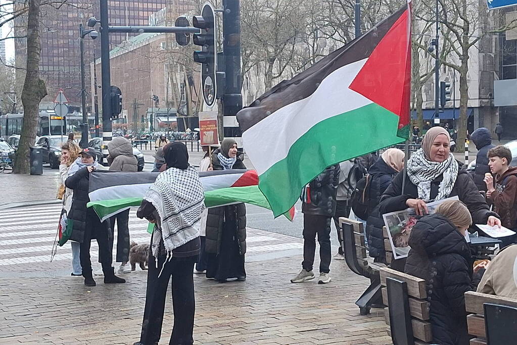 Pro-Palestina demonstratie voor drukke Mcdonalds