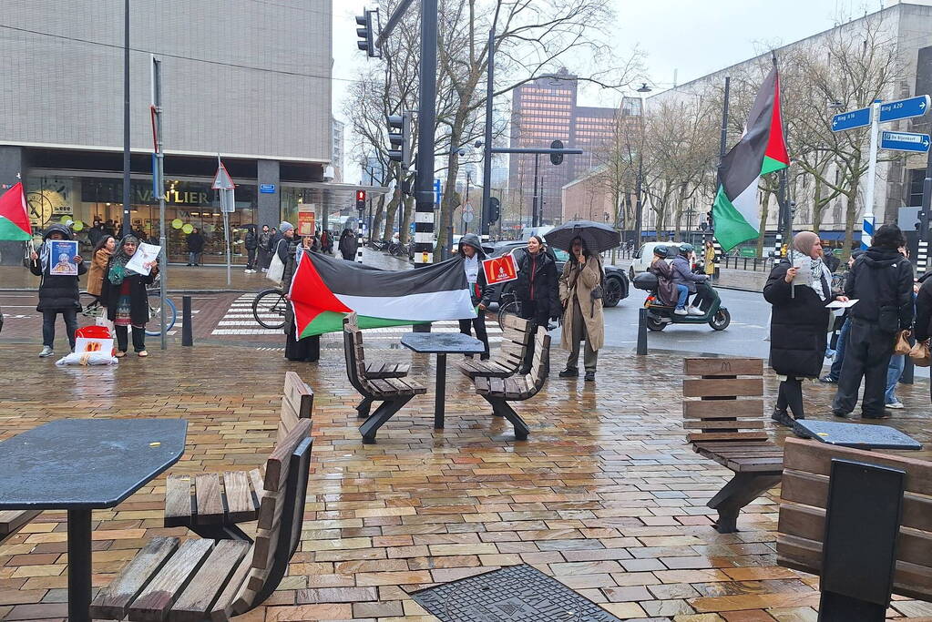 Pro-Palestina demonstratie voor drukke Mcdonalds