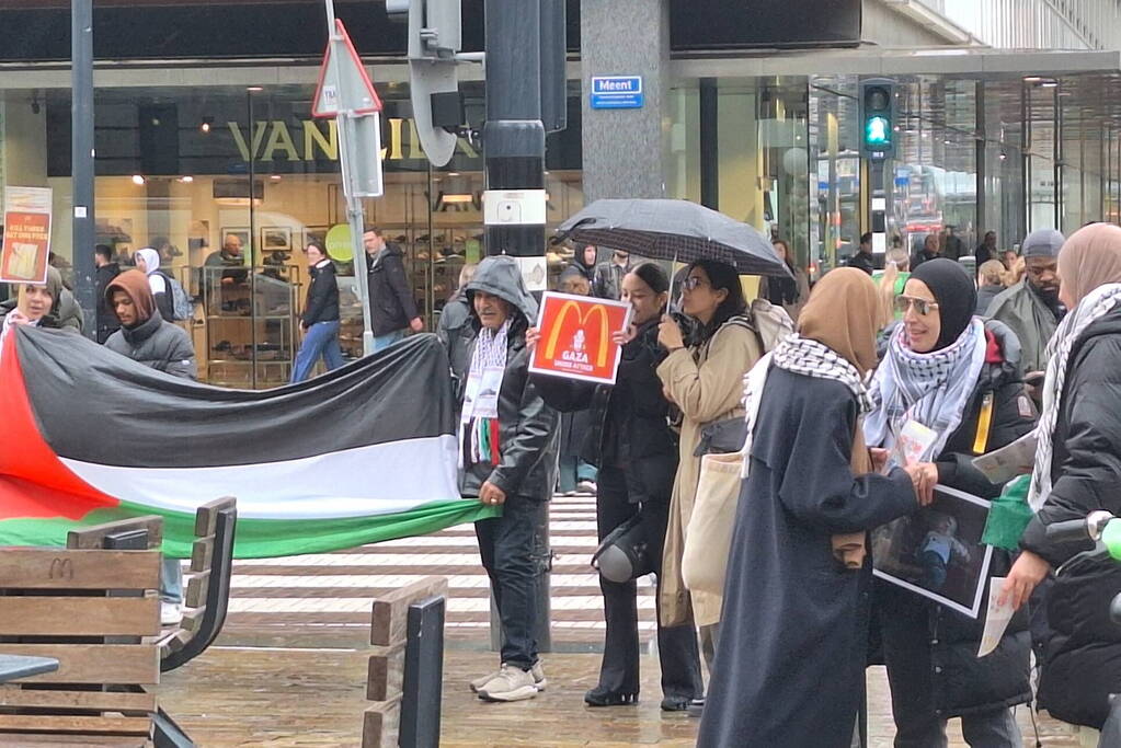 Pro-Palestina demonstratie voor drukke Mcdonalds