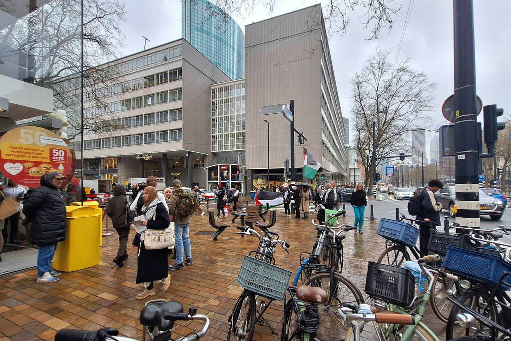 Pro-Palestina demonstratie voor drukke Mcdonalds