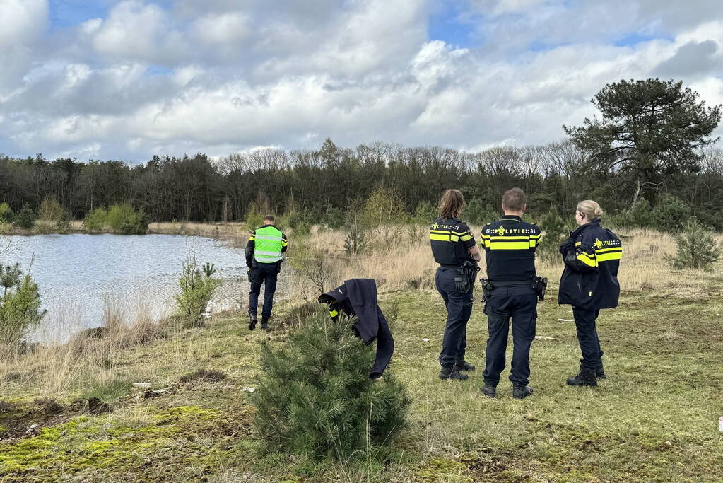 Overleden persoon aangetroffen in bosgebied