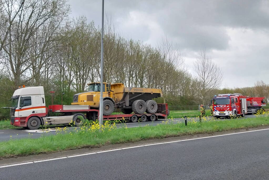 Veel rook vanaf rijdende vrachtwagen