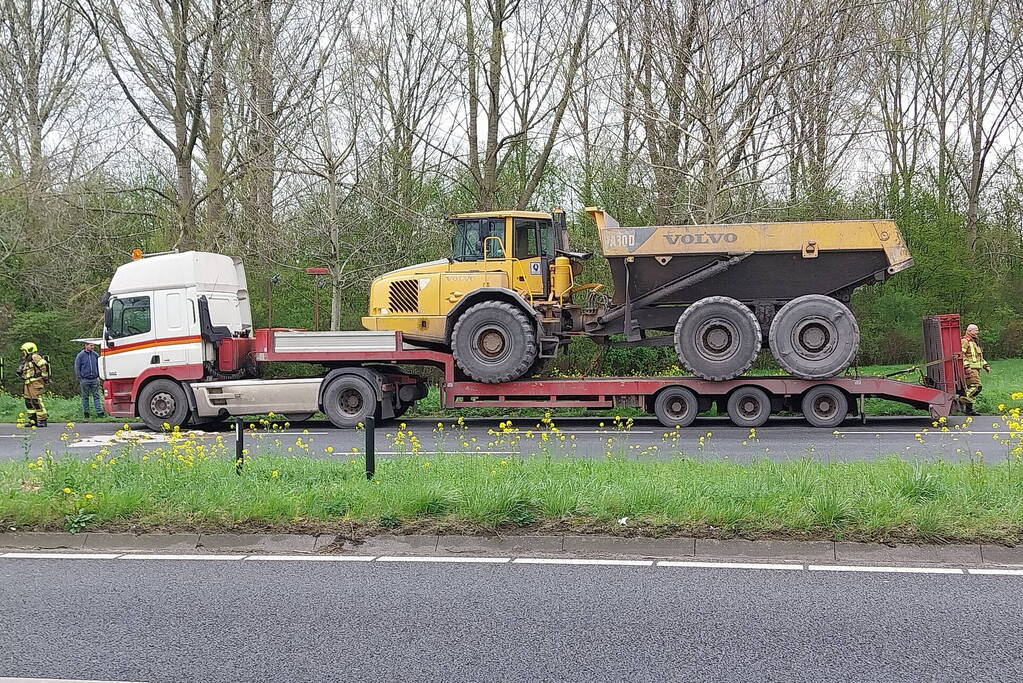 Veel rook vanaf rijdende vrachtwagen