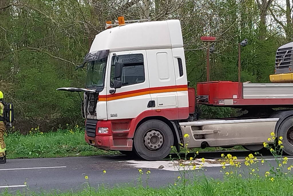 Veel rook vanaf rijdende vrachtwagen