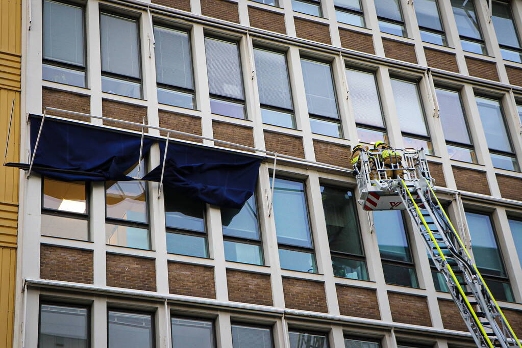 Brandweer ingezet nadat zonnescherm kapot waait