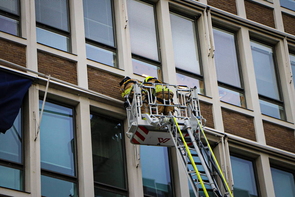 Brandweer ingezet nadat zonnescherm kapot waait