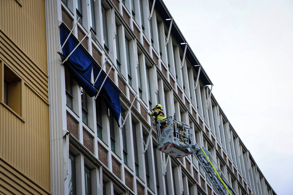 Brandweer ingezet nadat zonnescherm kapot waait