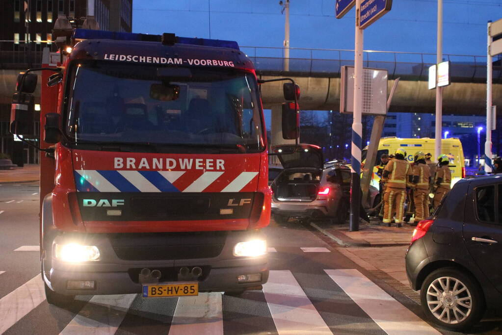 Twee voertuigen hard in botsing op kruising