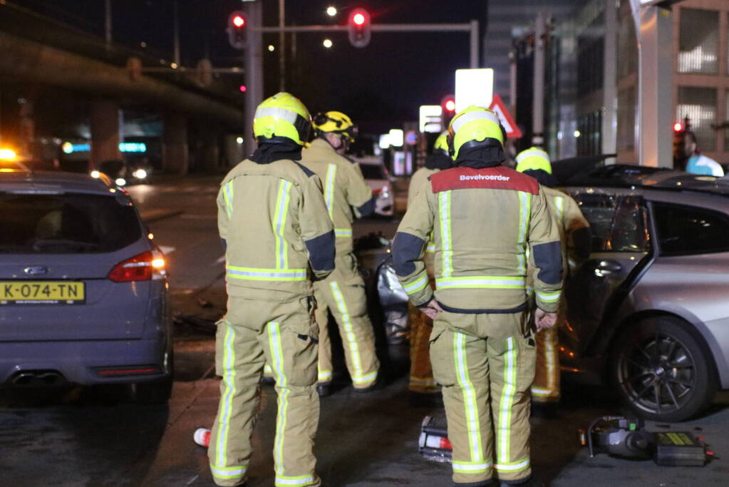 Twee voertuigen hard in botsing op kruising