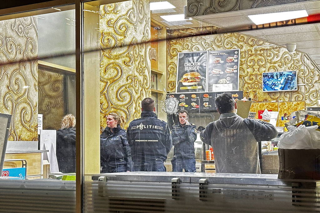 Verdachte schiet bij conflict op ruit snackbar