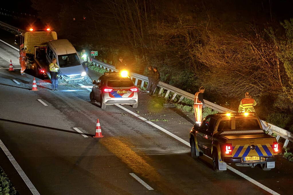 Automobilist verliest macht over stuur en belandt in vangrail