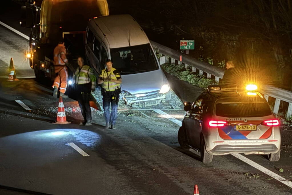 Automobilist verliest macht over stuur en belandt in vangrail