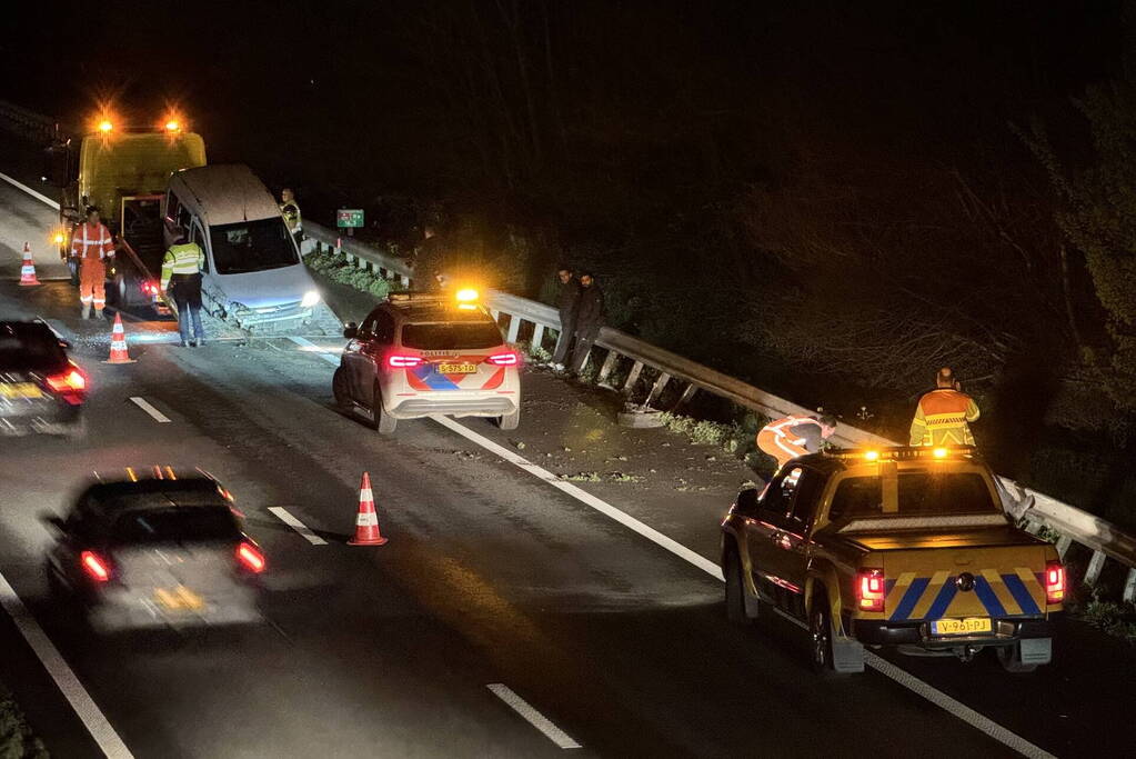 Automobilist verliest macht over stuur en belandt in vangrail