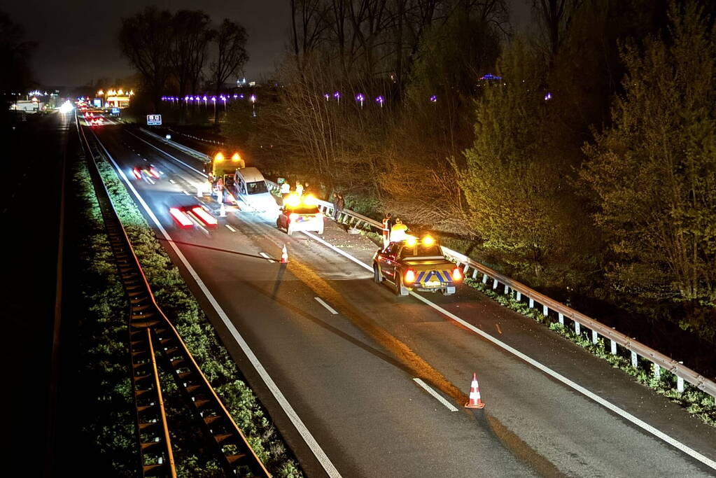 Automobilist verliest macht over stuur en belandt in vangrail