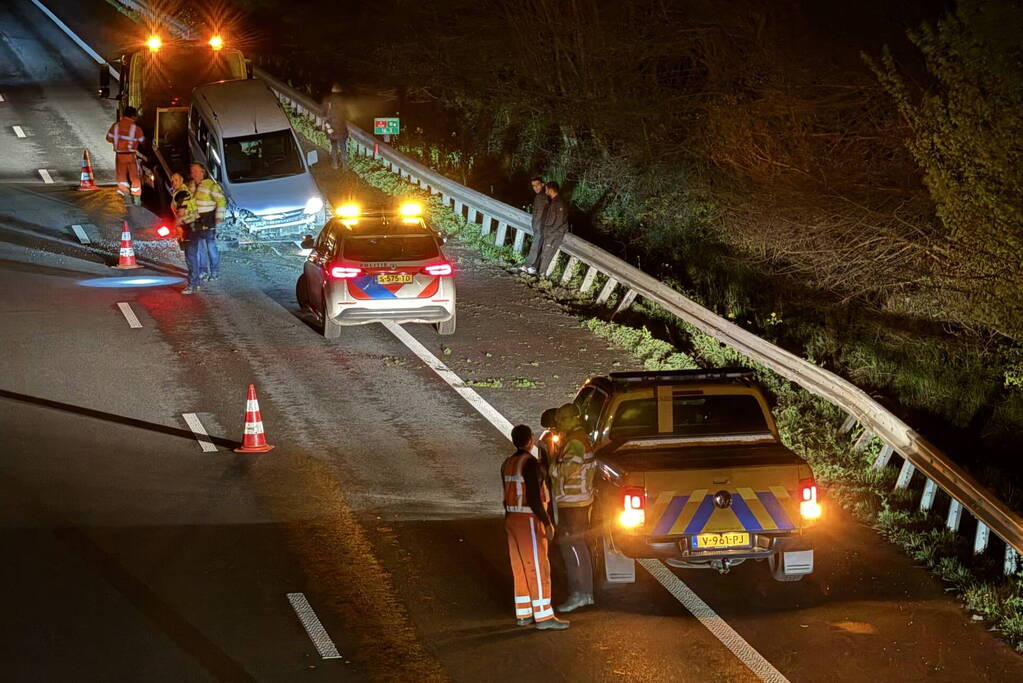 Automobilist verliest macht over stuur en belandt in vangrail